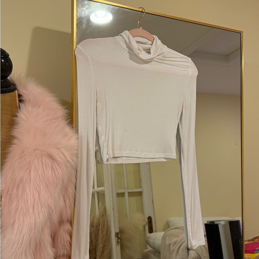 Aritzia White Cropped Long-Sleeve Turtleneck